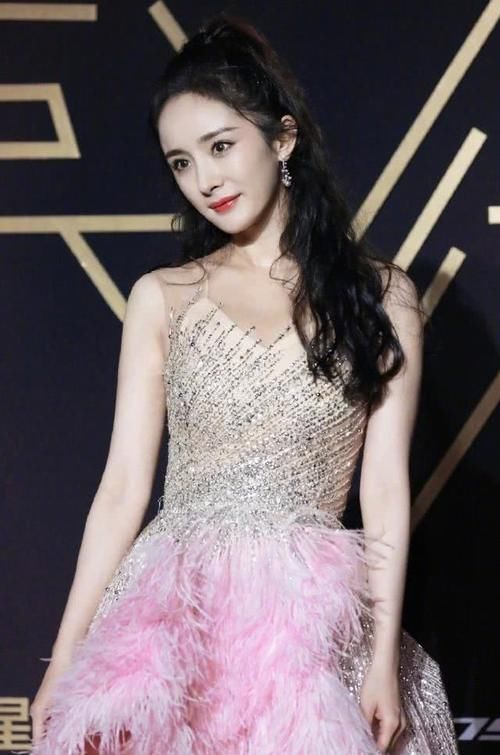 元素就：Angelababy够大胆，可杨幂最聪明，同穿羽毛裙：倪妮很高级