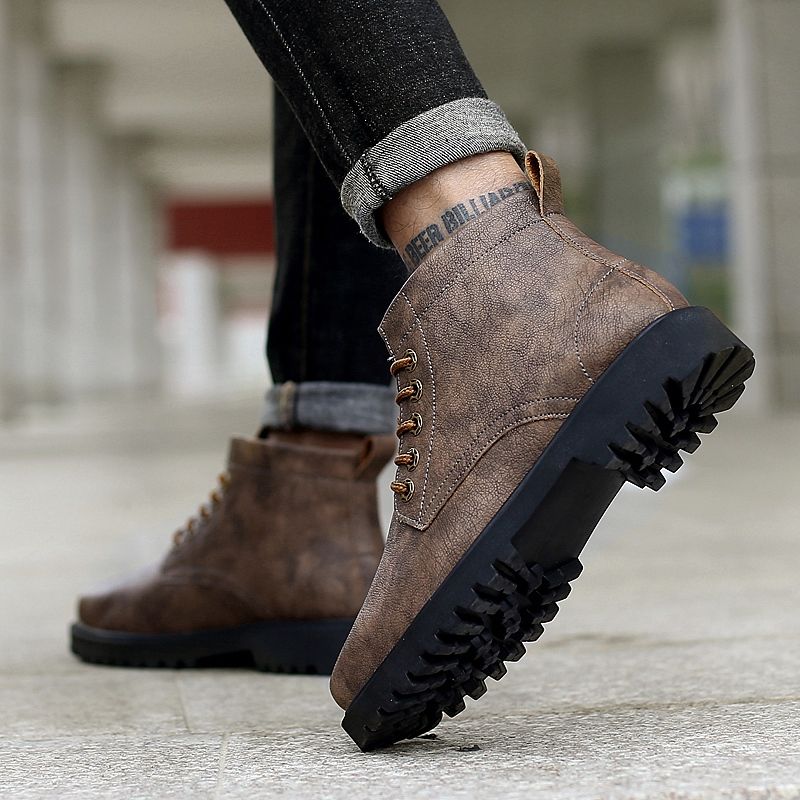 凉鞋可以冷藏了，今年未上先火的马丁靴提早，女人见了直呼:太帅