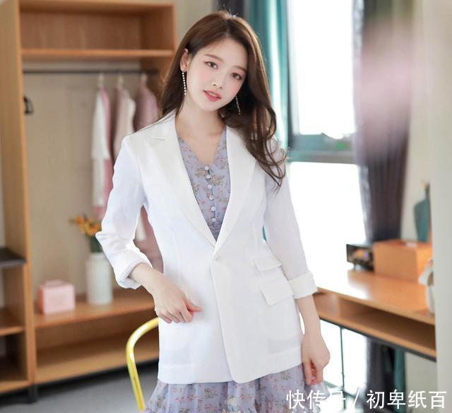 展现出|小姐姐一件碎花的连衣短裙,雪纺裙的款式轻盈又不失飘逸感