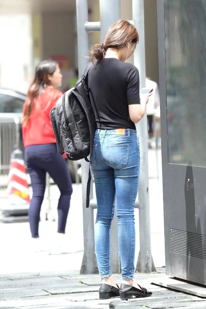 街拍都市里面的那些丽人，腿粗美女穿衣才有惊艳的感觉