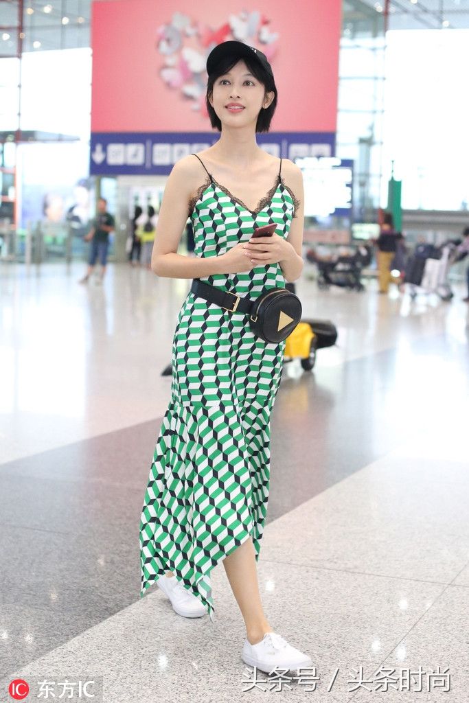 张俪最新机场街拍|穿上这条吊带裙 可以撩起整个世界