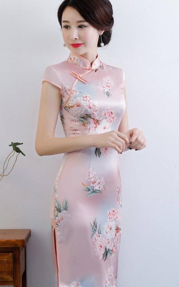 妩媚动人的是旗袍，还是美人？