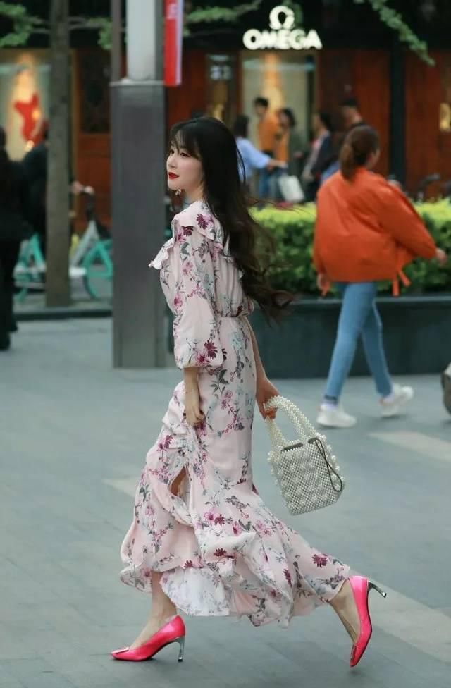  搭配一双@高跟鞋时尚又魅力，穿搭出街彰显出女性的独特韵味