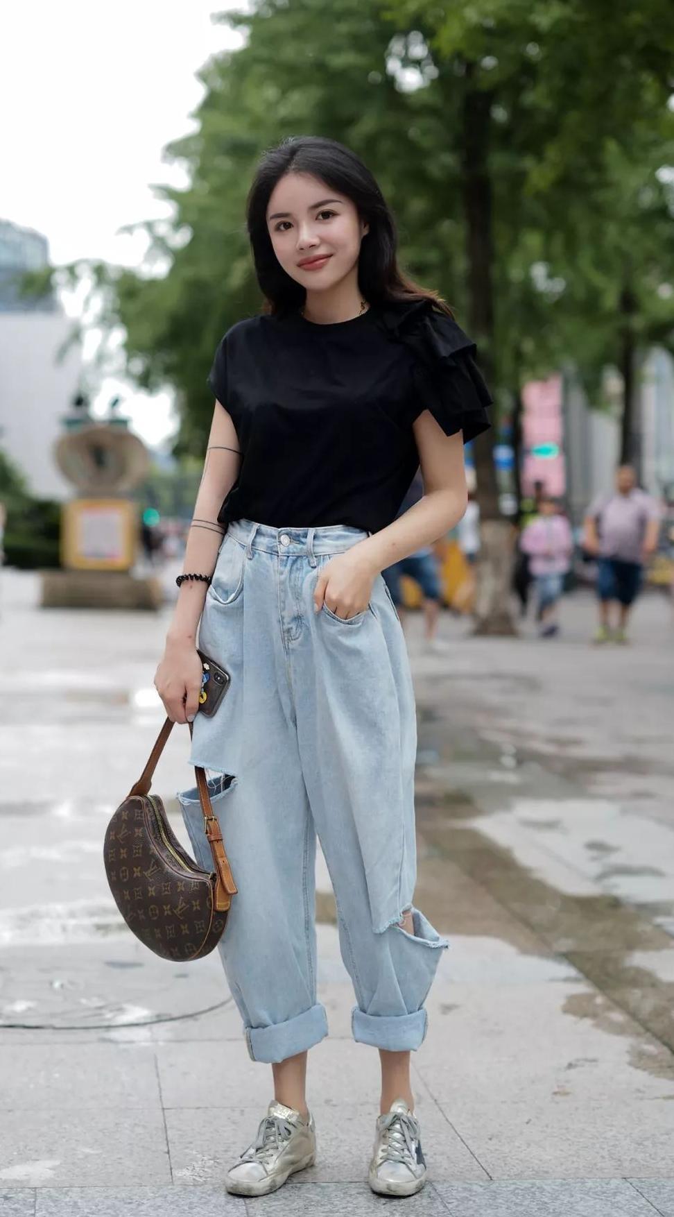 【滚叔街拍】最近觉得这种裤子超好看，妹纸们说这叫花苞裤还是灯