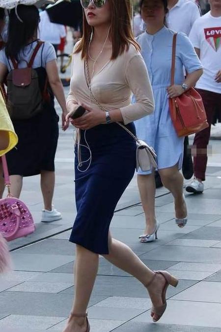 街拍：夏季小尾巴，美女们最后的疯狂，美丽身材看的人眼花缭乱！