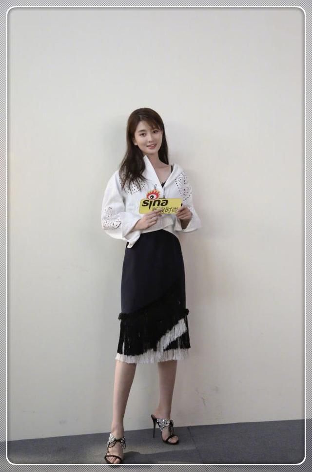 乔欣的时尚越来越难都了！格子连衣裙内穿黄色打底裤，真欣赏不来