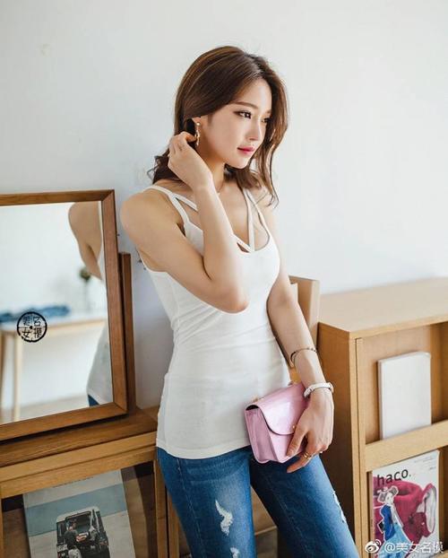 室内美女写真集，小姐姐紧身牛仔裤搭配白色小背心，时尚又美丽！