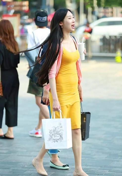  美女■街拍：皮肤白皙的美女，一件黄色的连衣裙，时尚魅力女性风采