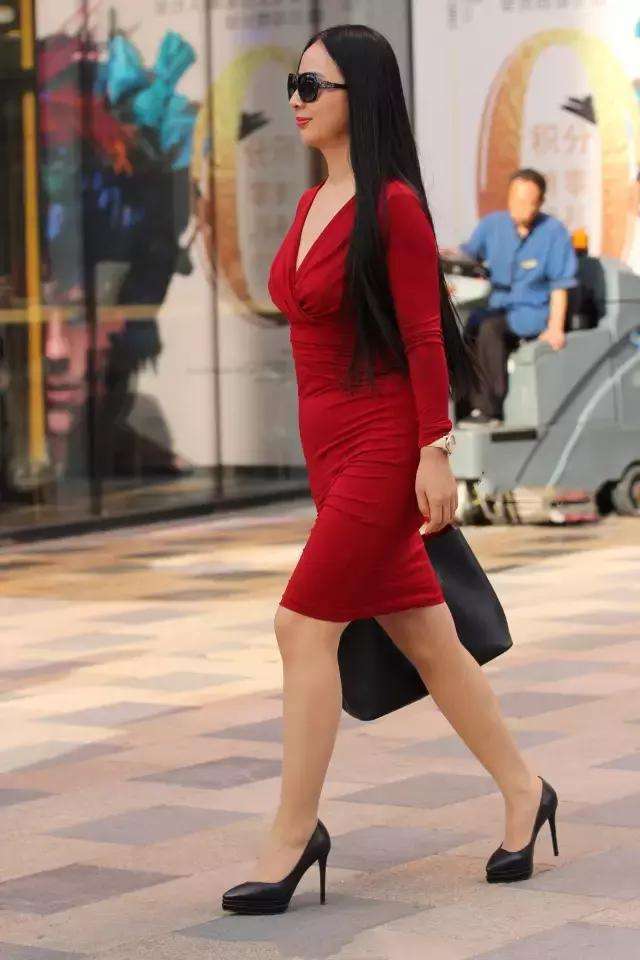 街拍:成熟女人的美需要细品,包臀裙能突出优势