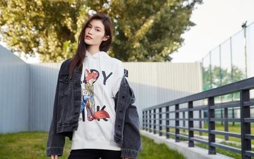  『戚薇联名款』开春不穿水果色卫衣怎么行，男星女星都在穿，再不穿一件就out了