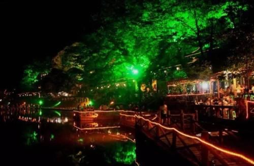 隐藏四川的古镇，有一株不知为何物的奇树，夜晚会变身烟雨柳江