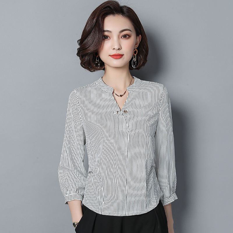 中秋快到了，别穿裙子，50岁妈妈穿新小衫，一款比一款减龄