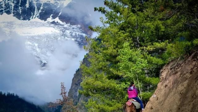 天堂向左，雨崩向右。不去天堂，就去雨崩