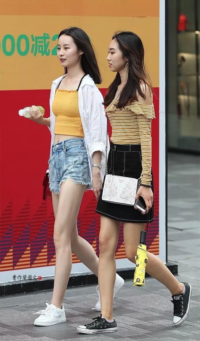 街拍:不敢让男友看到的漂亮闺蜜