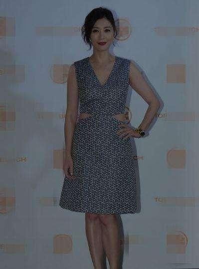 贾静雯太拼了！这种裙子也敢穿，网友：自以为捡便宜修杰楷尴尬了