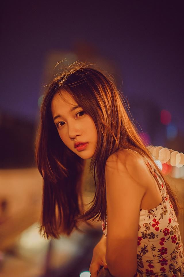 清纯碎花裙美女深夜街拍性感写真图片