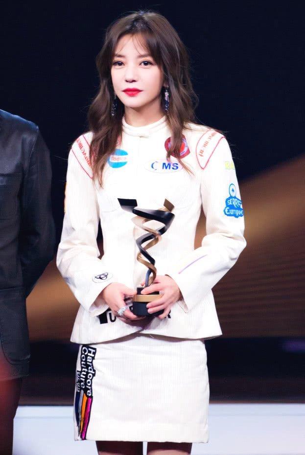 赵薇的腿细到模糊了,但空姐裙却隐藏她的大长