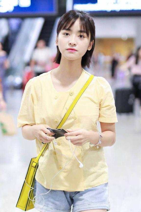 沈月暴瘦？出门穿短裤腿瘦成“筷子”，看到无修图时我“打脸”了