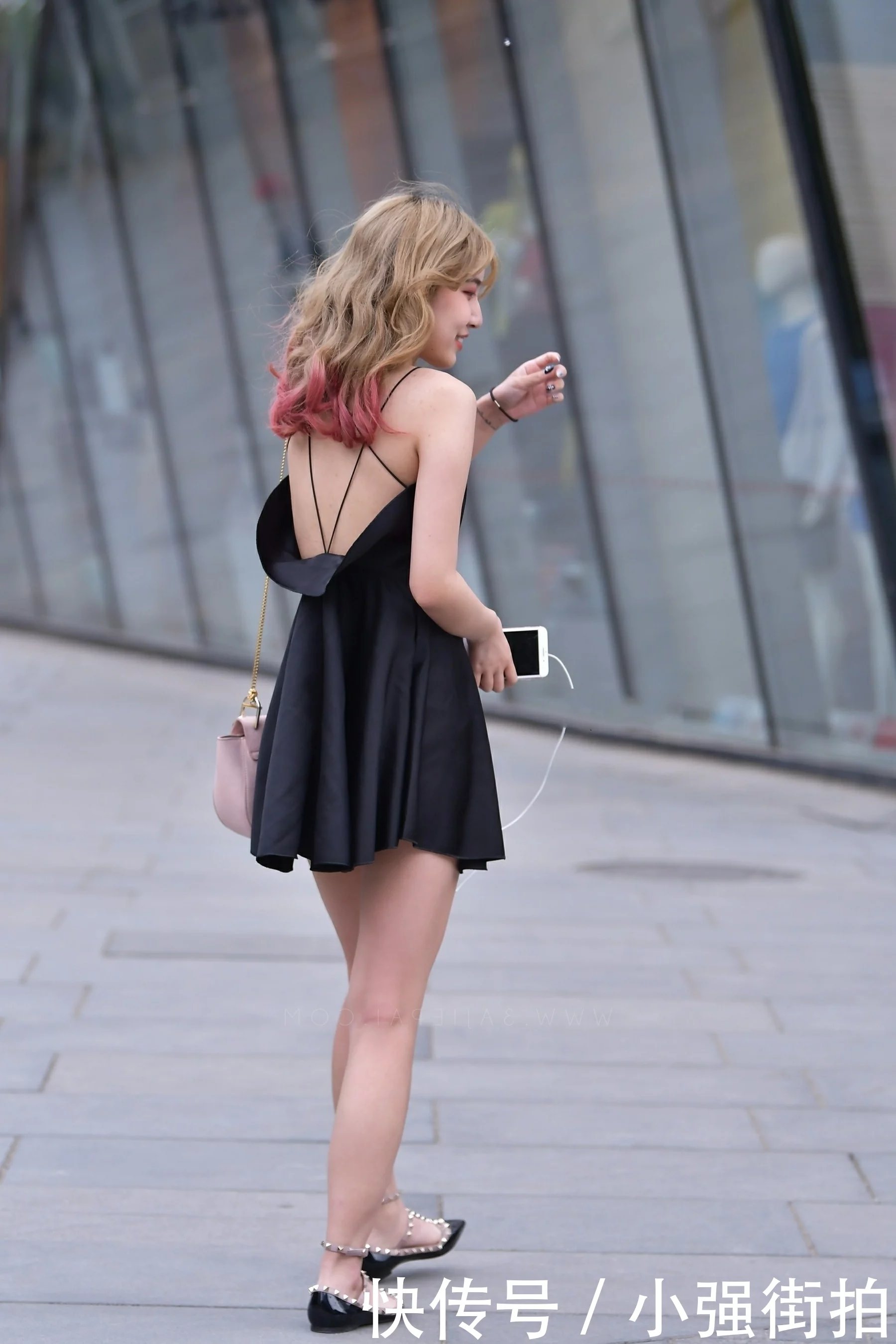 气质小姐姐吊带连衣裙大秀美背香肩，回眸一笑很俏皮，赚足眼球