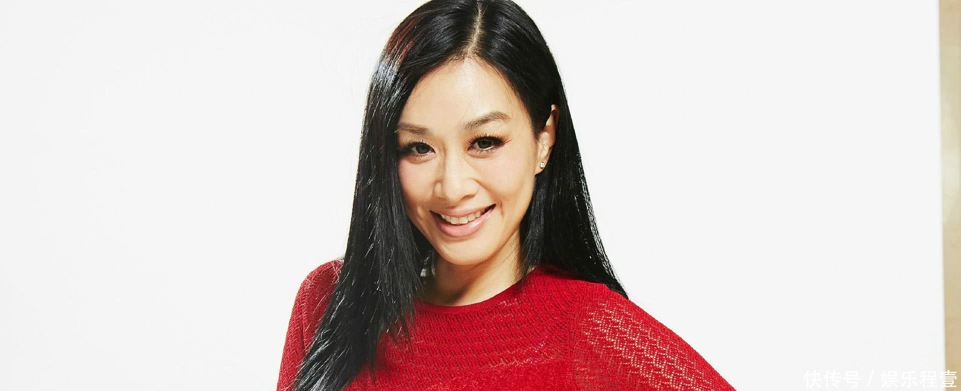 钟丽缇豁出去，一件深V领长裙大秀性感，网友，张伦硕该吃醋