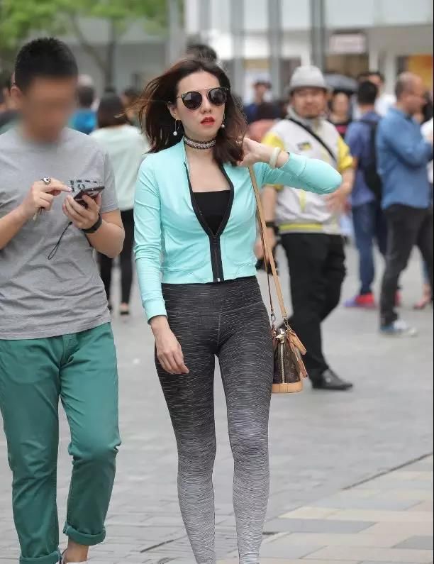 街拍：高冷范儿有气质，超美也很酷的一个姐