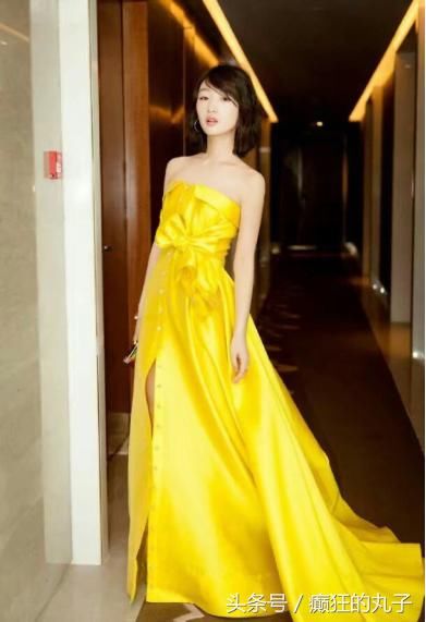 周冬雨身穿紫色长裙再现“飞机场”，网友：没看点就不要穿了