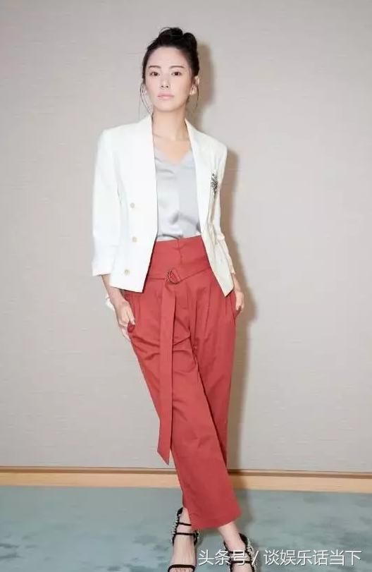 张雨绮太会玩了，竟穿得像个火烈鸟，手上的戒指才最抢眼