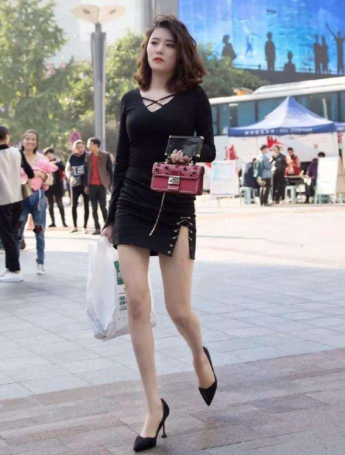 街拍: 长腿美女穿高开叉短裙, 丰腴身材动荡人心