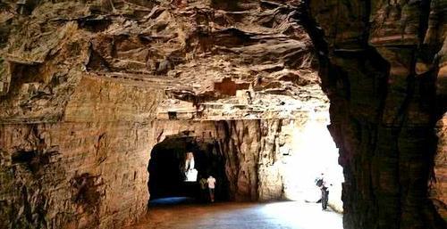 身处悬崖峭壁上的村庄，当地的村民纯手工打造横穿山脉的公路