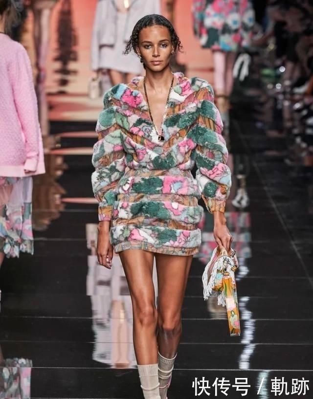 『花朵』2020开春 流行穿“开满花”的裙子,谁穿谁美!