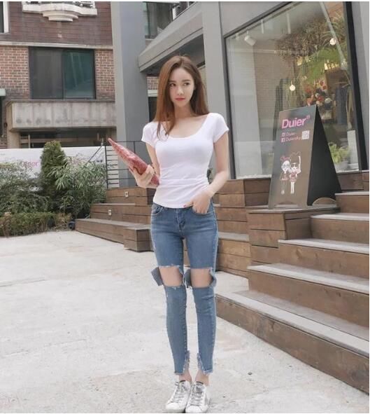 极具个性的牛仔裤美女，绽放青春活力，风格魅力独特！