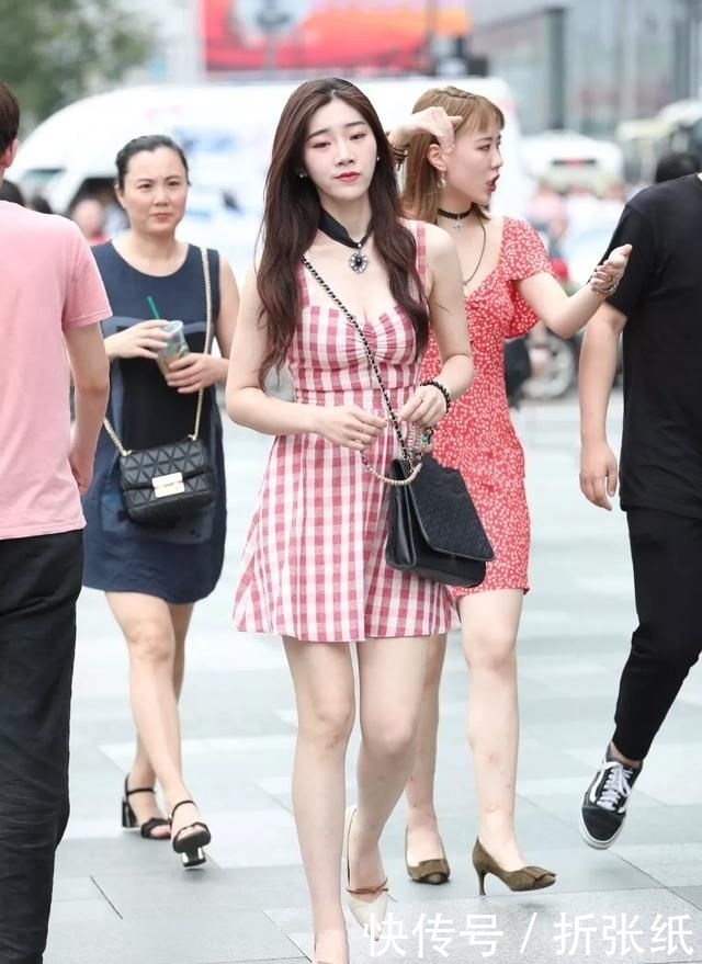 穿搭上一双:女性穿搭高跟鞋,凸显出优雅时尚的身姿