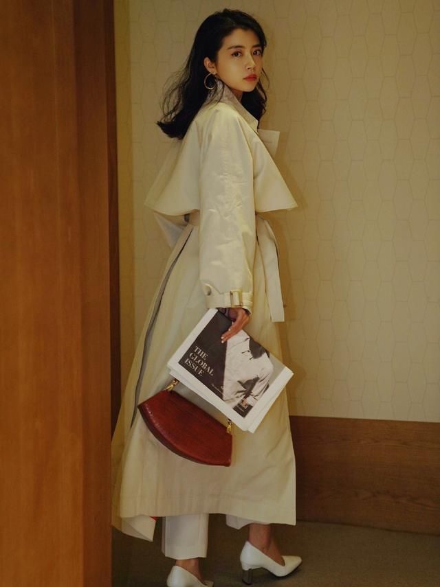  「感觉」三木博主颜值又飙升，穿风大衣裙配搭收腰裤带，霸气又有型