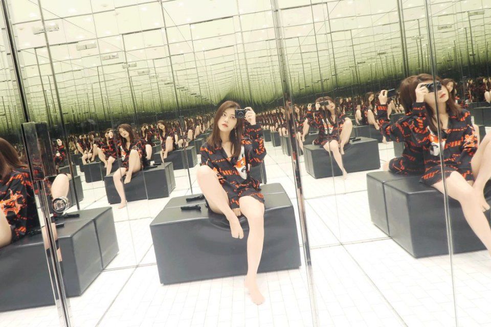 亲身示范丨原来真的可以在试衣间自拍出时尚芭莎封面!