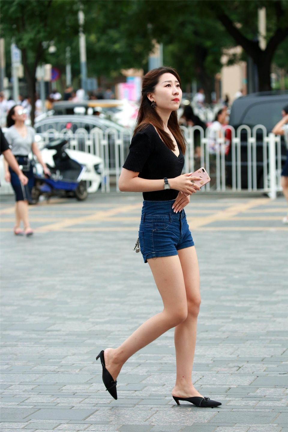 美女左顾右盼的再找谁