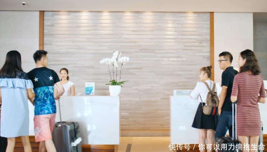 大晚上住酒店时,明明还有房间,为何酒店前台总是说“没房”?