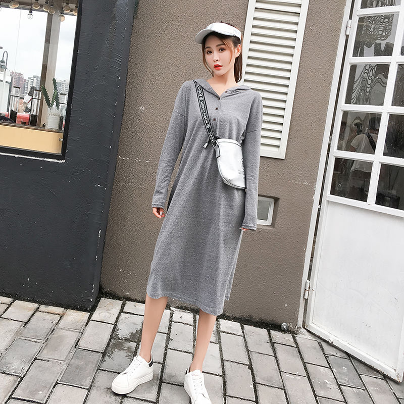 女人不能亏待自己，这洋气的卫衣裙，一件才一百多，超仙