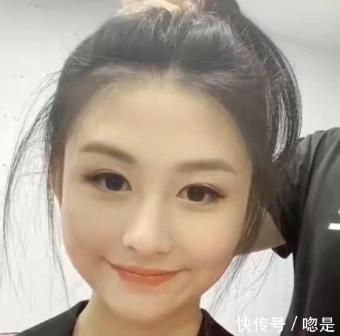  [邱淑贞]邱淑贞20岁女儿沈月拍写真，长腿吸睛，颜值胜过妈妈