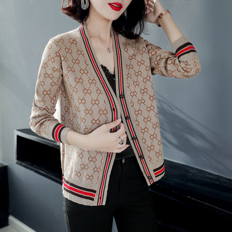 难怪，老婆把毛衣扔了，刚上新针织衫，搭配小脚裤，想不嫩都难啊