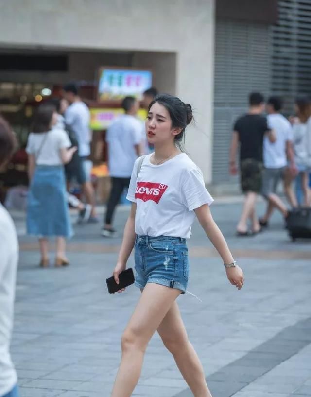  『大气』女性搭配高跟鞋,有一种大气优雅的美感