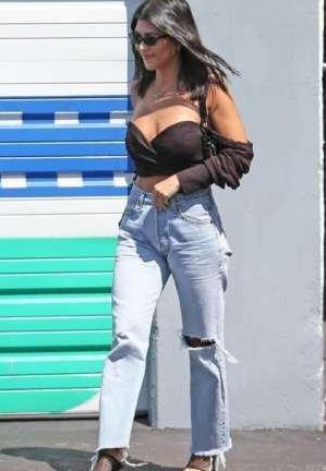 卡戴珊大姐的胯太宽了，只能穿大一号牛仔裤，提着裤腰不敢松手