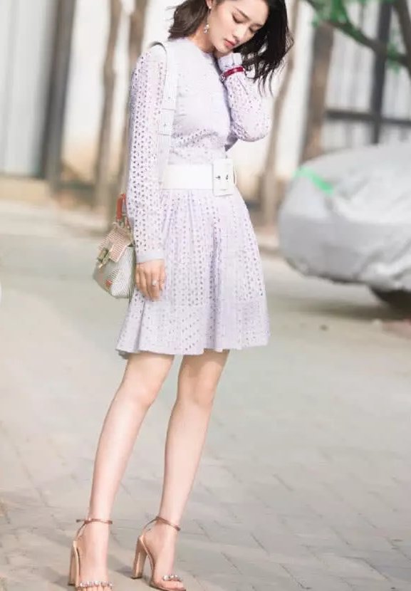 做女星不易，李沁为让腿更美穿“木棍鞋”，脚背和脚趾成90度!