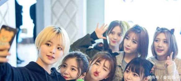 杨超越短发很惊艳，就是穿衣太松了，网友未成年的身材