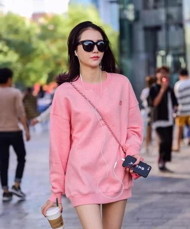 街拍：怪不得男人喜欢图二紧身裤美女，包裹极致好身材