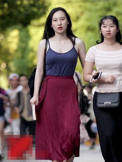  「女士」街拍：小姐姐黑色的女士西装西装的版型休闲不失美感，美极了