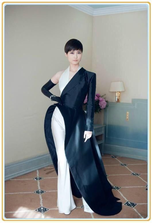 李宇春厉害！只穿一件衬衫就算了，还连解4个扣子，网友：真疯狂