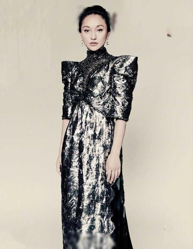 周迅得罪造型师？时尚大片显老十岁，眼睛也失去了往日的灵动感！