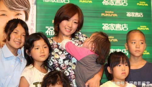 日本女艺人36岁当上外祖母 结了4次婚生了8个孩子 快资讯