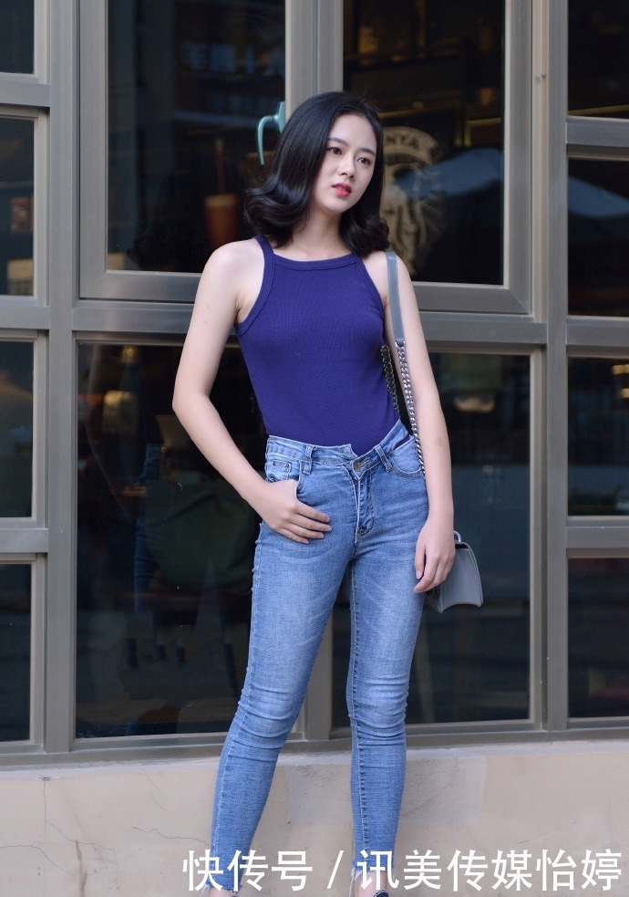【简直】美女到底是什么魔鬼身材?牛仔裤都能穿出性感,简直太厉害了!
