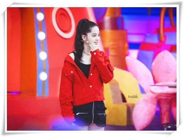 欧阳娜娜穿超短裙，腿是长了几公分，可一坐下就尴尬了！